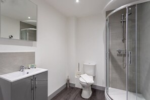 Shower, hair dryer, towels, shampoo