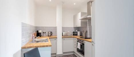 Jääkaappi, mikroaaltouuni, uuni, liesi