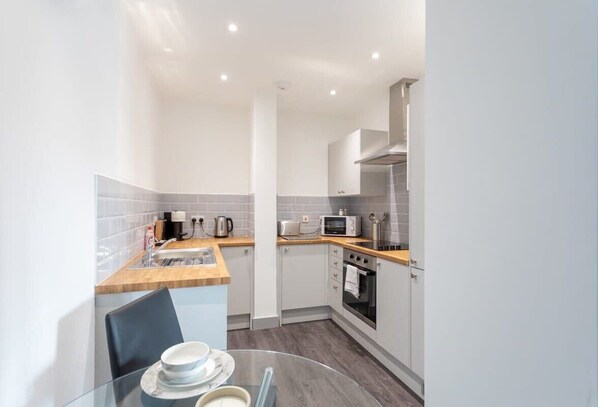 Fridge, microwave, oven, stovetop - Modern 1 BR Apartment in Hunslet Leeds City Center (Leeds)