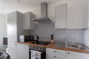 Fridge, microwave, oven, stovetop - Cosy 1 Bed Apartment in Leeds (Leeds)