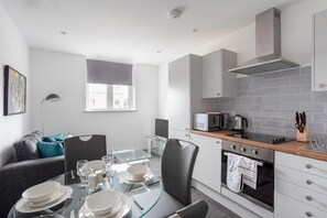 Fridge, microwave, oven, stovetop - Cosy 1 Bed Apartment in Leeds (Leeds)