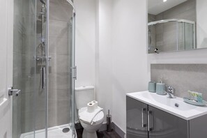 Shower, hair dryer, towels - Cosy 1 Bed Apartment in Leeds (Leeds)