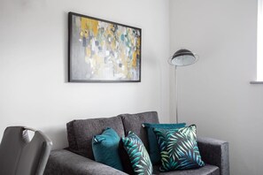 TV, offices - Cosy 1 Bed Apartment in Leeds (Leeds)