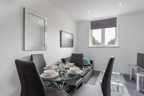Dining - Charming 1 Bed Apartment in Leeds (Leeds)