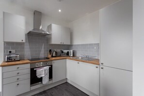 Fridge, microwave, oven, stovetop - Charming 1 Bed Apartment in Leeds (Leeds)