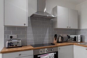Fridge, microwave, oven, stovetop - Charming 1 Bed Apartment in Leeds (Leeds)