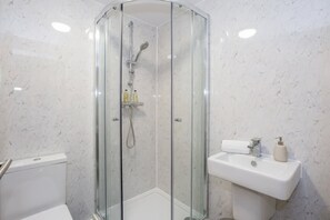 Bathroom - Bright & Modern 1 Bedroom Apartment in Leeds (Leeds)