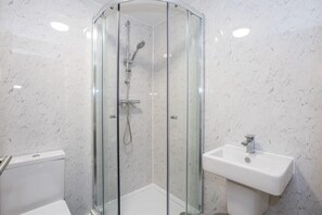 Douche, sèche-cheveux, serviettes fournies