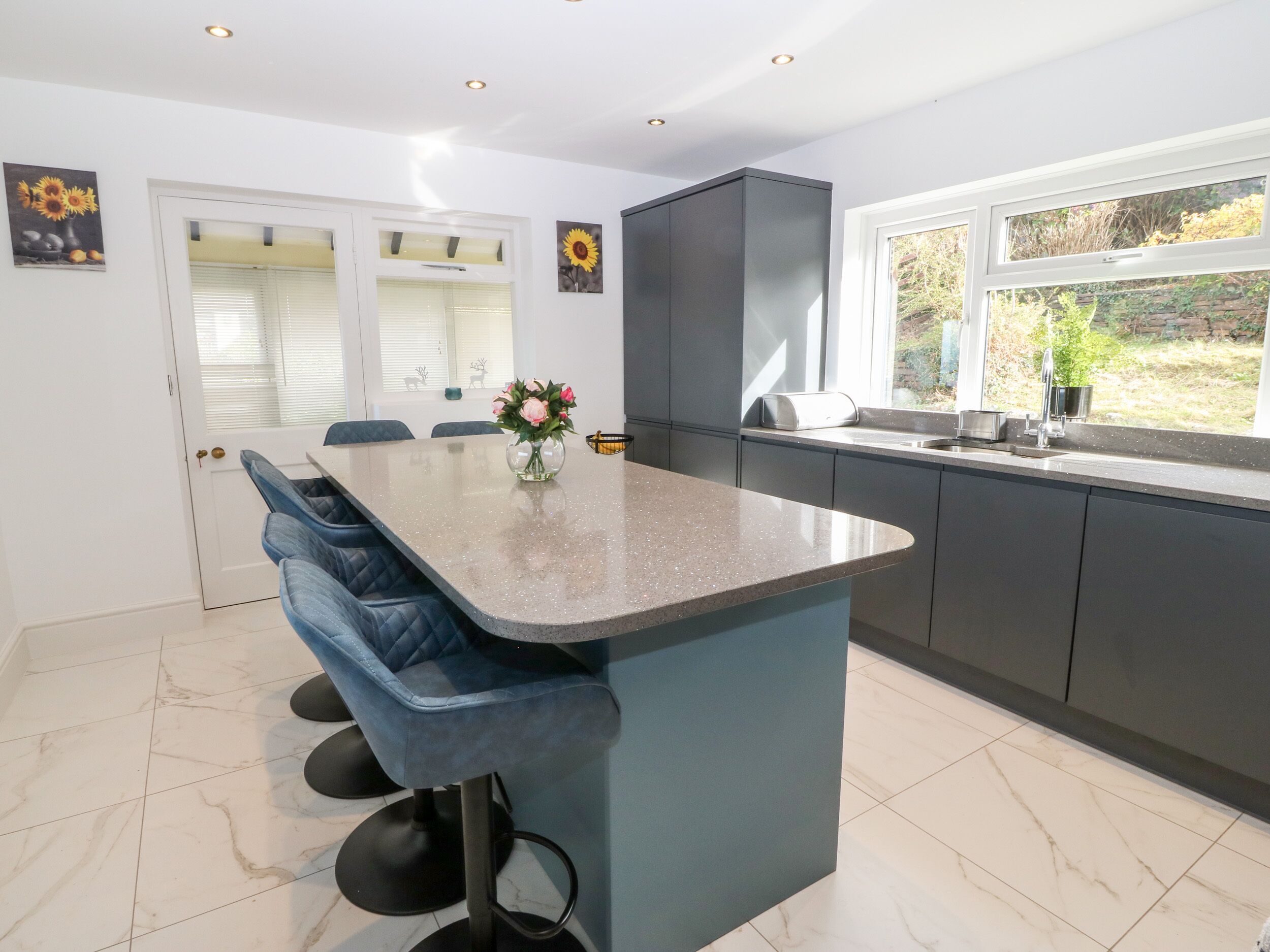 Cottage | Private kitchen | Fridge, dishwasher, electric kettle, toaster