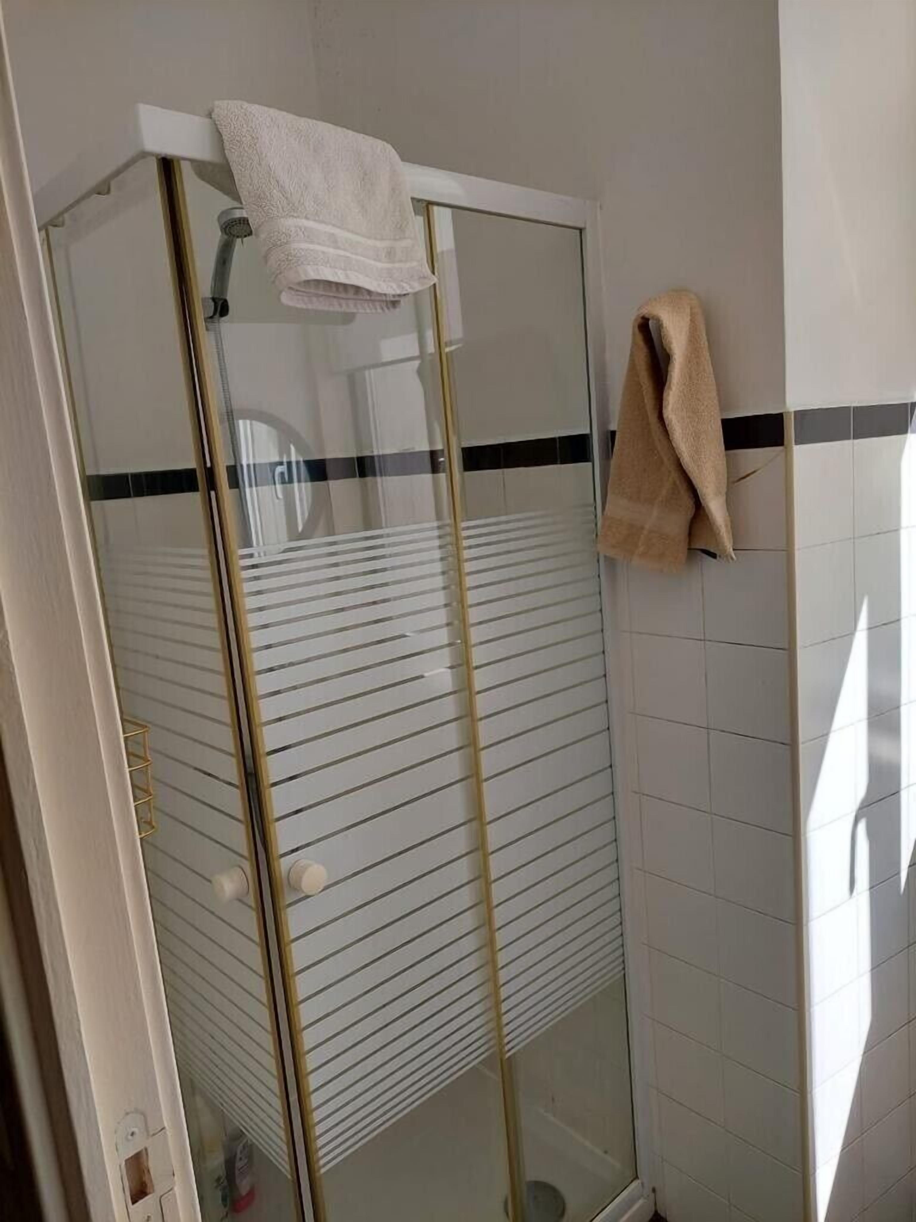 Combined shower/tub, hair dryer, towels, soap