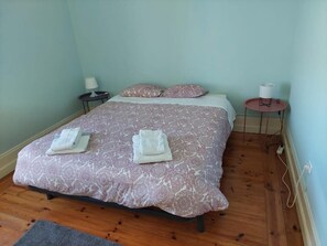 4 habitaciones, tabla de planchar con plancha y cuna de viaje