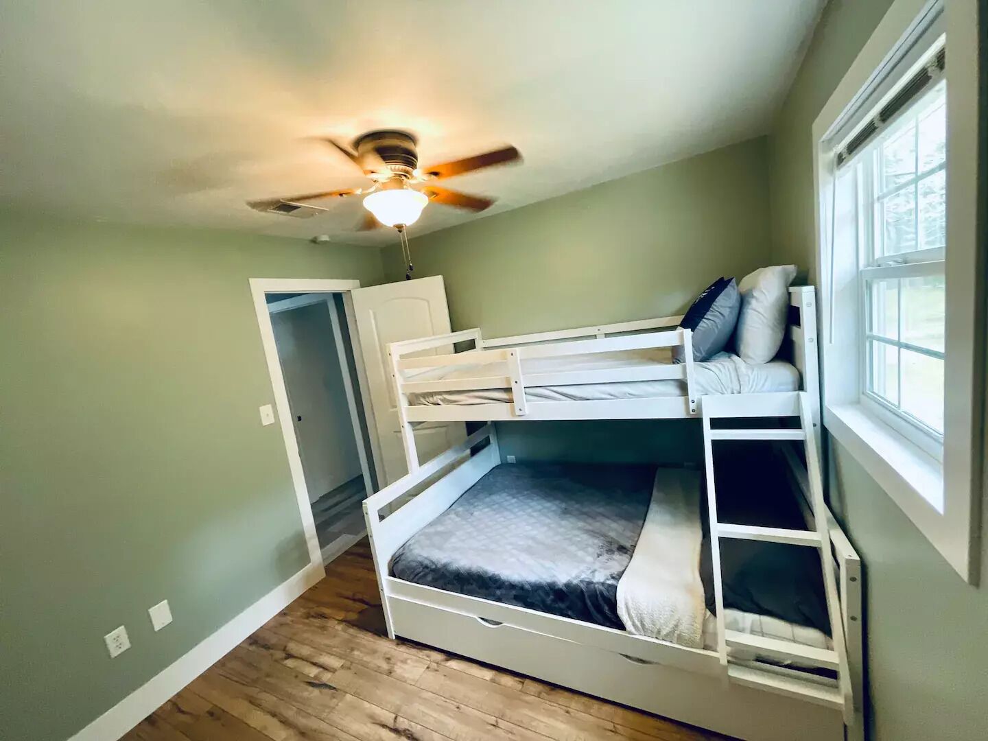 2 bedrooms, desk, iron/ironing board, free WiFi