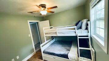 2 quartos, escrivaninha, ferros/tábuas de passar roupa