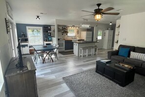 Smart-TV, Bücher, Stereoanlage, Drucker