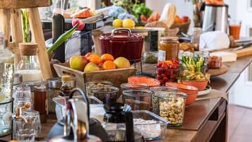 Café da manhã com buffet todos os dias (EUR 13.50 por pessoa)