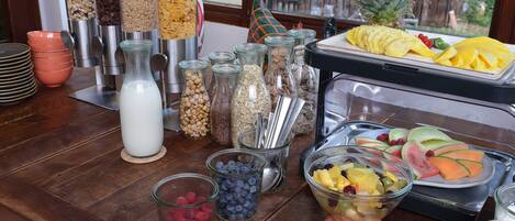 Sarapan bufet setiap hari (EUR 13.50 seorang)