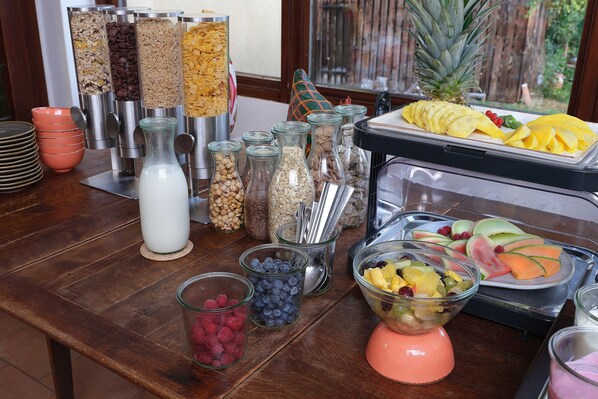 Ein Frühstücksbuffet mit verschiedenen Speisen und Behältern.