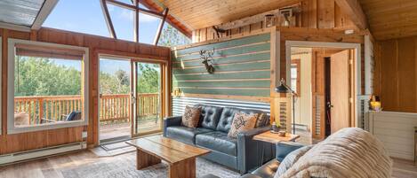 Smart-TV, Kamin, DVD-Player, Bücher