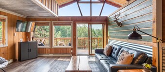 Unique, Romantic Getaway - 1 hr to Denver - Hot Tub - Views