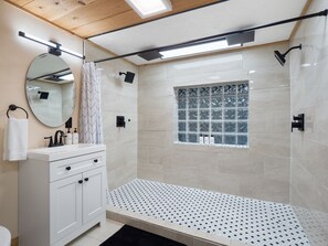 Combined shower/bathtub, hair dryer, bidet, towels
