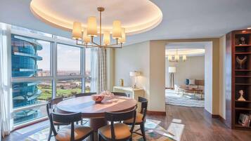 Een 55-inch ledtelevisie met satellietzenders