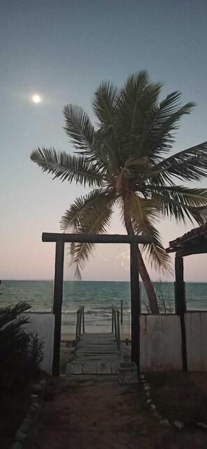 Vista frontal de la propiedad por la tarde o noche