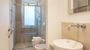 Dusche, Haartrockner, Bidet, Handtücher