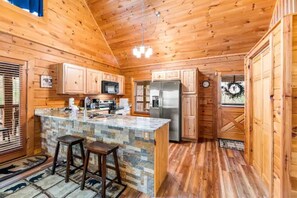Fridge, microwave, oven, stovetop - Douglas Lake-Cheerful 2Bd/2Ba w/Loft cabin-No Pets (Sevierville)