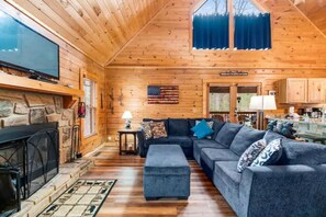 TV, fireplace, DVD player - Douglas Lake-Cheerful 2Bd/2Ba w/Loft cabin-No Pets (Sevierville)