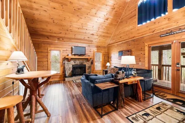 TV, fireplace, DVD player - Douglas Lake-Cheerful 2Bd/2Ba w/Loft cabin-No Pets (Sevierville)