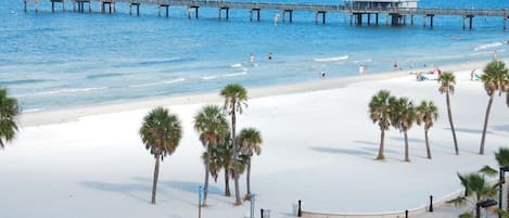 Playa en los alrededores y camastros