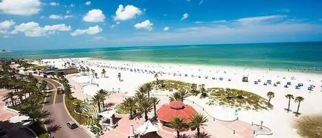 Ranta lähistöllä, aurinkotuoleja