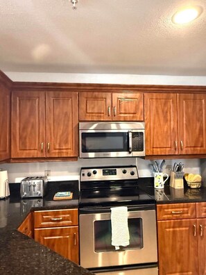 Réfrigérateur, four à micro-ondes, un four, surface de cuisson