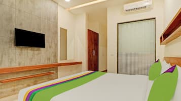 Deluxe Room | Iron/ironing board