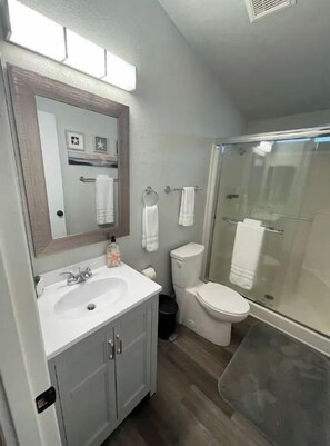 Douche, sèche-cheveux, serviettes fournies, savon