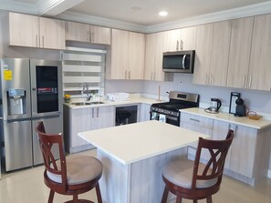 Mikrowelle, Wasserkocher mit Kaffee-/Teezubehör