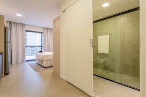 Full-size fridge, microwave, stovetop, cookware/dishes/utensils - Charlie Sabiá Moema Essential (São Paulo)