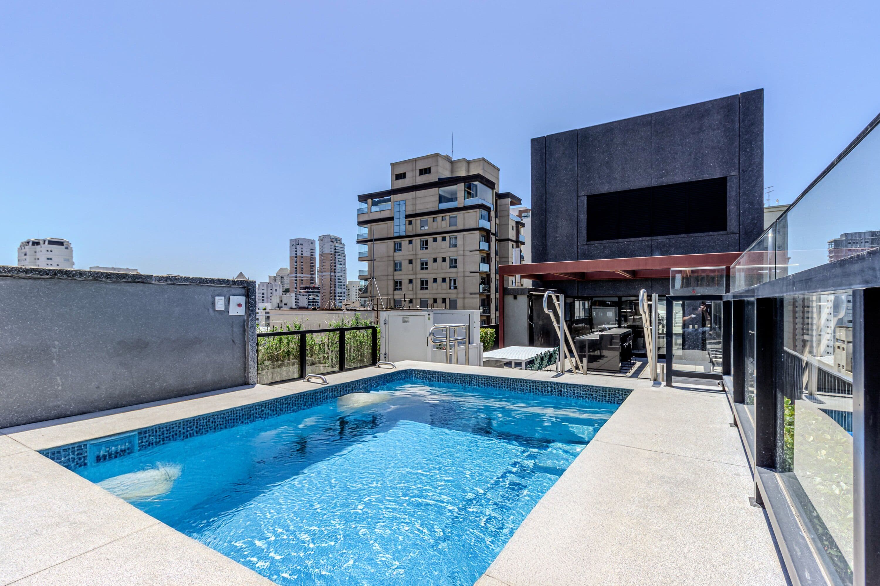 Une piscine sur le toit offrant une vue dégagée sur les gratte-ciel de la ville.