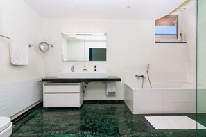 Family Triple Room | Free WiFi - Hotel Swiss Views (Neckertal)