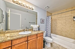 Asciugacapelli, asciugamani, sapone, shampoo