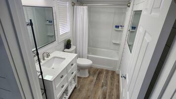 Ensemble douche/baignoire, sĂšche-cheveux, serviettes fournies, savon