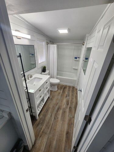  OLD FLORIDA STYLE SUITE UPDATED LIKE NEW!