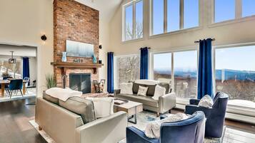 TV connectée, cheminée, espaces bureaux, écrans d'ordinateur