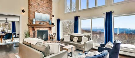 Smart TV, chimenea, oficina y monitor de computadora