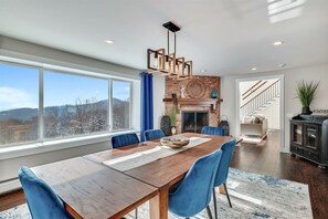 Dining - Stoweic Views  - Luxury Dream Vacation Home (Stowe)