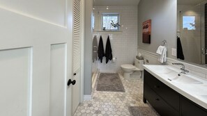 Een douche, een haardroger, handdoeken, zeep