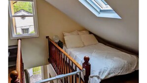 5 bedrooms, desk, iron/ironing board, travel cot - Catskills Lakefront w/ Kayaks, HotTub & Firepit (Swan Lake)