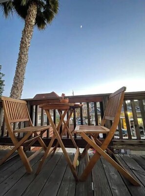 Outdoor dining - Sunlit Surf Guest House - Downtown -2bd/1ba (Santa Cruz)