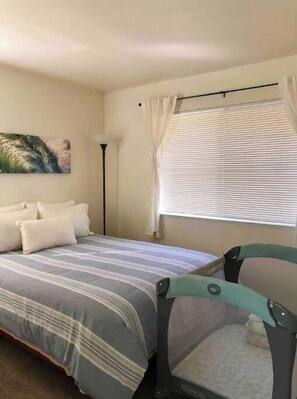 2 bedrooms, desk, iron/ironing board, WiFi - Sunlit Surf Guest House - Downtown -2bd/1ba (Santa Cruz)