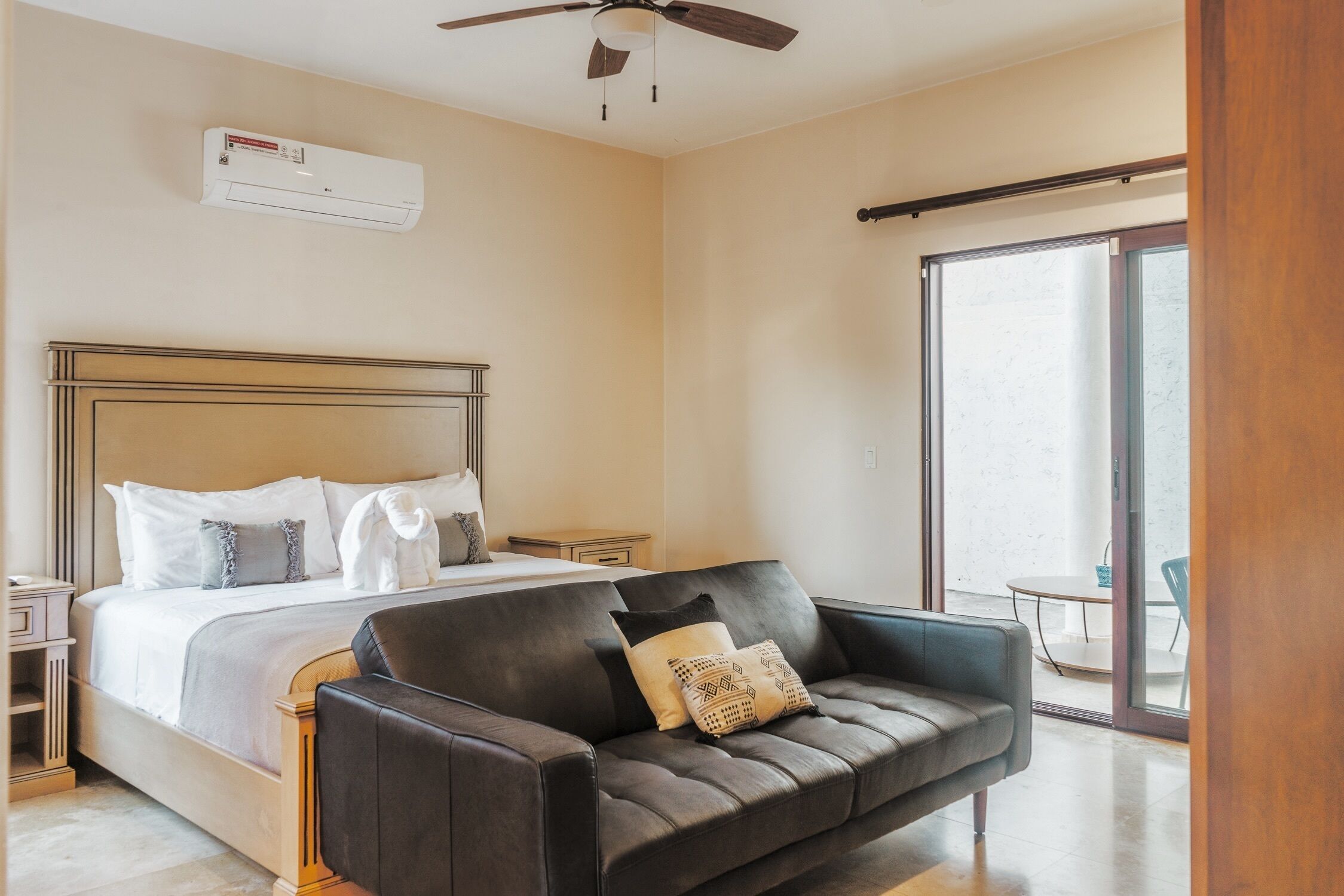 5 chambres, coffres-forts dans les chambres, fer et planche à repasser